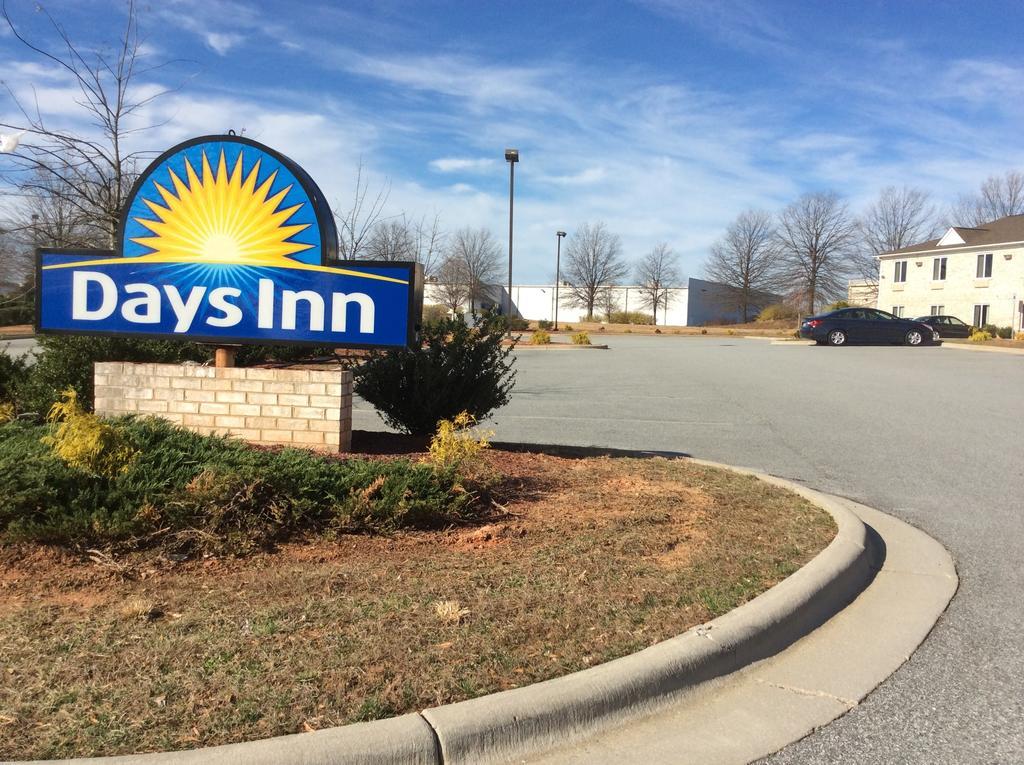 Days Inn By Wyndham Greensboro Nc Exteriér fotografie